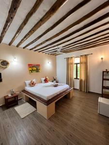 米查维Sunset Mkuu Boutique Hotel的房间里有一张大床的卧室
