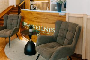 two chairs and a table in a waiting room at Duna Wellness Hotel in Baja