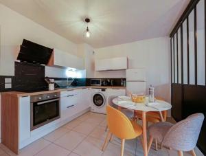 Кухня или мини-кухня в L'Alba Rosso - Climatisation, parking et terrasse
