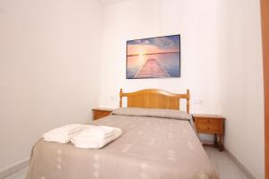 ein Bett mit zwei Handtüchern auf einem Zimmer in der Unterkunft Can Alou ETV9643 in Felanitx