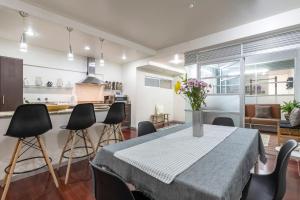 una cucina e una sala da pranzo con tavolo e sedie di Chic 2BR Condo in Condesa steps from Parque Mexico a Città del Messico