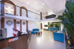una hall con sedie blu e una sala d'attesa di Echor Kia - A Boutique Hotel Anjuna Goa ad Anjuna