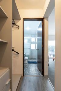 un corridoio con una porta a vetri che conduce a un bagno di Chic 2BR Condo in Condesa steps from Parque Mexico a Città del Messico Altre 21 foto