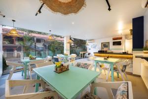 un ristorante con tavoli e sedie in una stanza di Echor Kia - A Boutique Hotel Anjuna Goa ad Anjuna