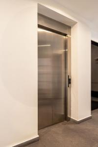 un ascensore in un edificio con porta metallica di Chic 2BR Condo in Condesa steps from Parque Mexico a Città del Messico