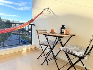 En balkon eller terrasse på Paphos Love Shack apartment