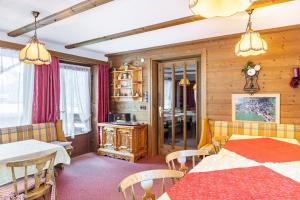 a dining room with a table and chairs at Landhaus Perktold in Nesselwängle