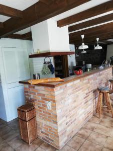 uma cozinha com um balcão de tijolos num quarto em Julie's House em Chanéac