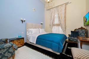 una camera da letto con un letto, una sedia e una finestra di Theodoros Kolokotronis - Polimnia a Nauplia Altre 3 foto