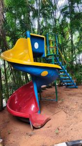 Un patio de juegos con una computadora portátil encima de un equipo de juego. en The Exotic Aura Resort, en Pondicherry