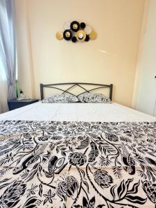 En eller flere senge i et værelse på Paphos Love Shack apartment