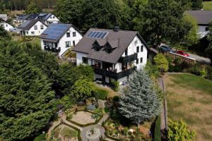 een luchtfoto van een huis met zonnepanelen erop bij Ferienwohnung Sonnenhang-Hartmann in Olsberg
