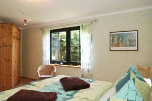 een slaapkamer met een bed en een raam bij Ferienwohnung Sonnenhang-Hartmann in Olsberg