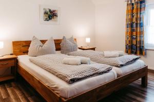 two twin beds in a bedroom with two lamps at Pension Adler in Sonthofen