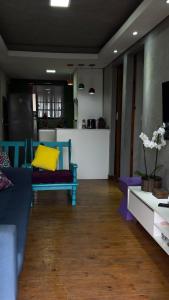 Χώρος καθιστικού στο Chalé com jacuzzi