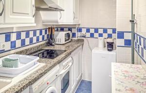 Η κουζίνα ή μικρή κουζίνα στο Awesome Apartment In Guardamar De La Safor