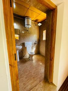 Un lugar para sentarse en dragon guesthouse and garden restaurant