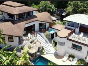 Swimmingpoolen hos eller tæt på Little Hill