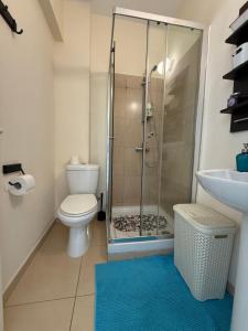 Et badeværelse på Paphos Love Shack apartment + 18 billeder