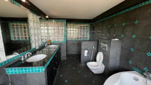 ein Badezimmer mit Toilette und Waschbecken in der Unterkunft Little Hill in Haad Rin + 28 Fotos