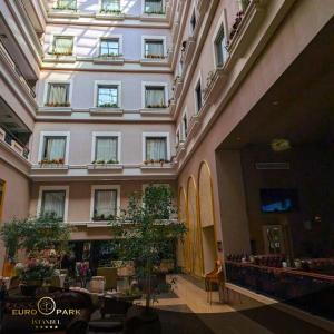ein großes Gebäude mit Fenstern und Pflanzen in einem Flur in der Unterkunft Euro Park Otel in Istanbul