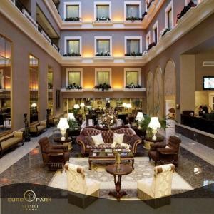 eine große Lobby mit Sofas und Tischen in einem Gebäude in der Unterkunft Euro Park Otel in Istanbul + 111 Fotos
