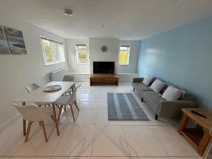 ein Wohnzimmer mit Sofa und Tisch in der Unterkunft The Chepstow Hive in Chepstow