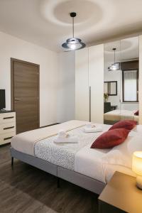 Postel nebo postele na pokoji v ubytování Madonnina House Bilocale vicino Milano, Rho Fiera e H Galeazzi