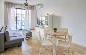 Χώρος καθιστικού στο Awesome Apartment In Guardamar De La Safor