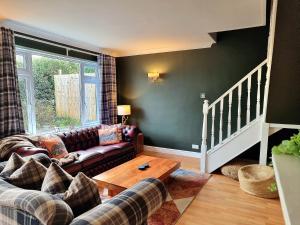 un soggiorno con un divano e un tavolo di Stag House with Hot Tub, Games Room & Parking in Matlock near the Peak District a Crich