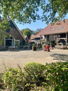 un edificio con tavolo e sedie di fronte di B&B Het Nijenhuis a Diffelen