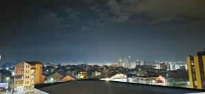 Γενική άποψη της πόλης Πρίστινα ή θέα της πόλης από  αυτό το διαμέρισμα