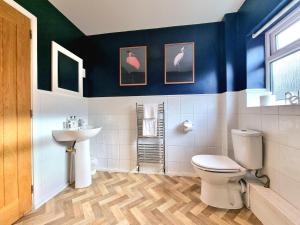 Spacious 4 Bed Holiday Home with Hot Tub & Parking near Matlock Peak District في Crich: حمام مع مرحاض ومغسلة +34 صورة