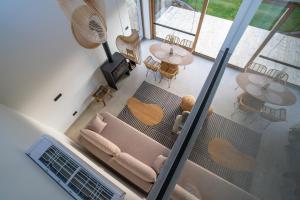 an overhead view of a living room with a couch and tables at Miło in Lubiatowo
