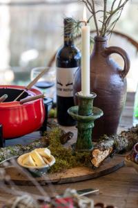 Auf einem Tisch stand eine Kerze mit einer Flasche Wein. in der Unterkunft Slow Refuge in Fanzel