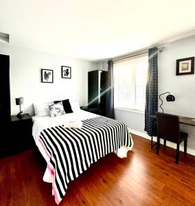 Ένα ή περισσότερα κρεβάτια σε δωμάτιο στο Cozy Queen room with Shared Bath near Seneca Finch 404