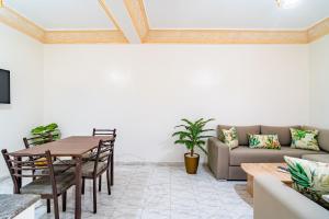 una sala de estar con un sofá y una mesa en Appart Atlas, en Marrakech