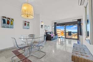 Et opholdsområde på Ático de lujo con vistas al mar