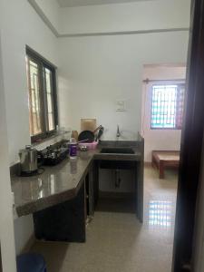 een keuken met een spoelbak en een aanrechtblad bij Laxmi house in Arambol