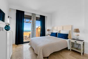 En eller flere senge i et værelse på Ático de lujo con vistas al mar + 20 billeder