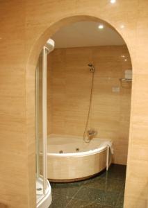 uma casa de banho com banheira num quarto em Hostal Los 5 Pinos em Madrid
