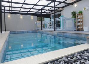 Piscina de la sau aproape de הילת השחר - וילה מדהימה עם 3 חדרי שינה ובריכה פרטית מחוממת ומקורה בעין יעקב