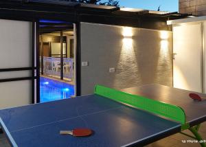Facilități de tenis de masă la sau în apropiere de הילת השחר - וילה מדהימה עם 3 חדרי שינה ובריכה פרטית מחוממת ומקורה בעין יעקב