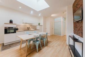 Una cocina o cocineta en Lille Grand Place - Apartment With 2 Bedrooms