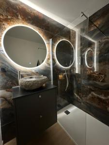 a bathroom with a sink and a mirror at Magnifique appartement à 300m des plages à Port Frejus in Fréjus