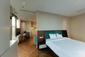 Una cama o camas en una habitación de TQ Luxury Hotel & Apartment