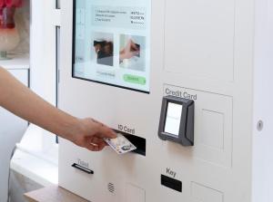 eine Hand, die eine Kreditkarte in einem Automaten hält in der Unterkunft Hotel Calagurris in Calahorra