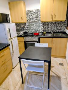 Η κουζίνα ή μικρή κουζίνα στο Hotel-Style 1BR Near Mall of Oman