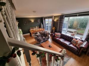 un soggiorno con un divano e un tavolo di Stag House with Hot Tub, Games Room & Parking in Matlock near the Peak District a Crich