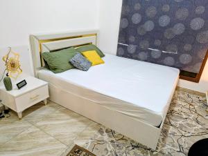 Ένα ή περισσότερα κρεβάτια σε δωμάτιο στο Hotel-Style 1BR Near Mall of Oman